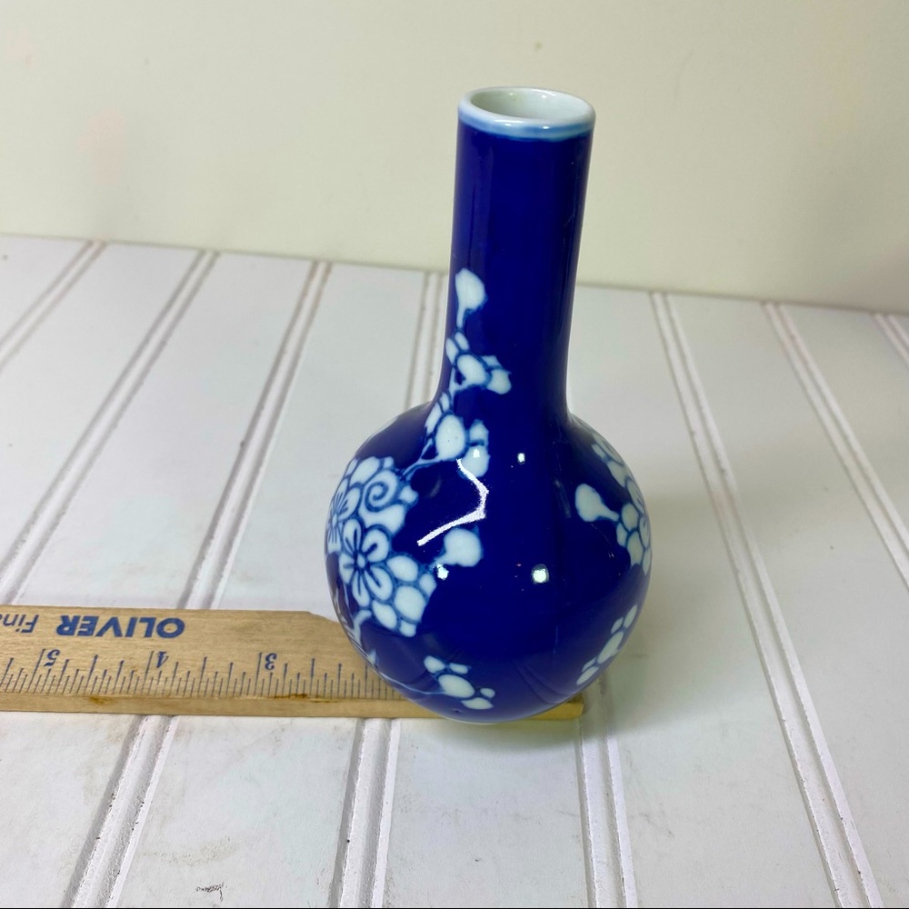 Asian Prunus blue & white floral small vase - Picture 3 of 7